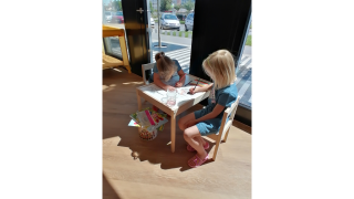 V našich prodejnách se zabaví i starší sourozenci