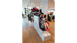 Velká výhoda našich prodejen - zkušební trenažer autosedaček.